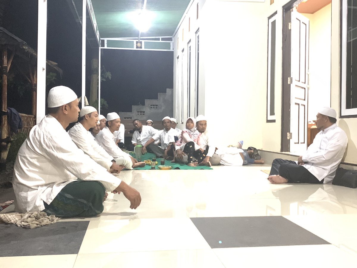 linurulinsan's tweet photo. Kunjungan dakwah &amp; silaturahim Imam Sukron di kediamannya Imam Jafar Asy Shidiq di kab. Boyolali Jawa Tengah sekaligus mengobati rasa rindu jamaah Laduna Ilma naungan LINI pasca pandemi. Semoga pertemuan ini menjadi obat rindu sebagai jalur pendekatan diri kepada Allah SWT. https://t.co/avGpHhe2mj