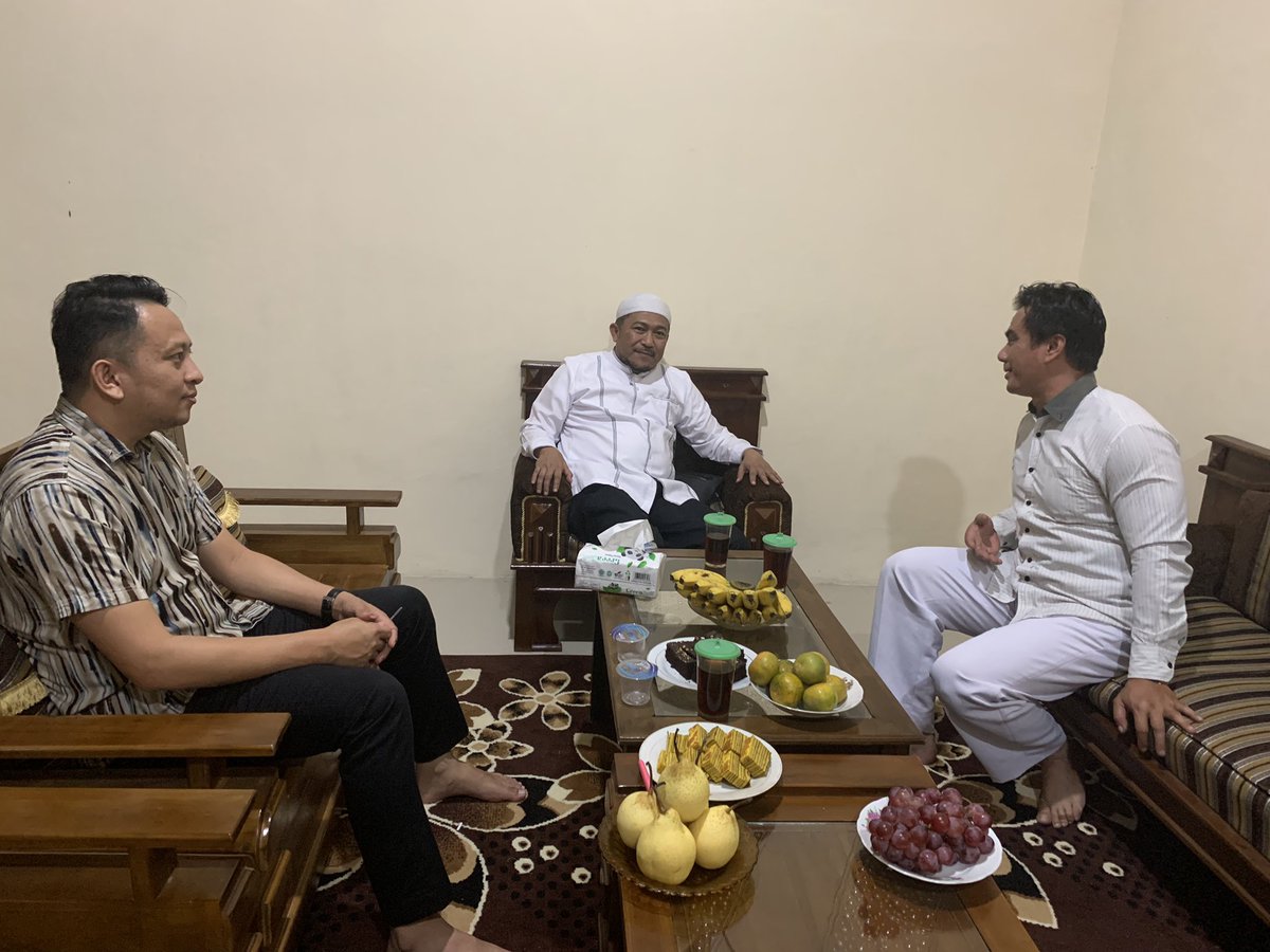 linurulinsan's tweet photo. Kunjungan dakwah &amp; silaturahim Imam Sukron di kediamannya Imam Jafar Asy Shidiq di kab. Boyolali Jawa Tengah sekaligus mengobati rasa rindu jamaah Laduna Ilma naungan LINI pasca pandemi. Semoga pertemuan ini menjadi obat rindu sebagai jalur pendekatan diri kepada Allah SWT. https://t.co/avGpHhe2mj
