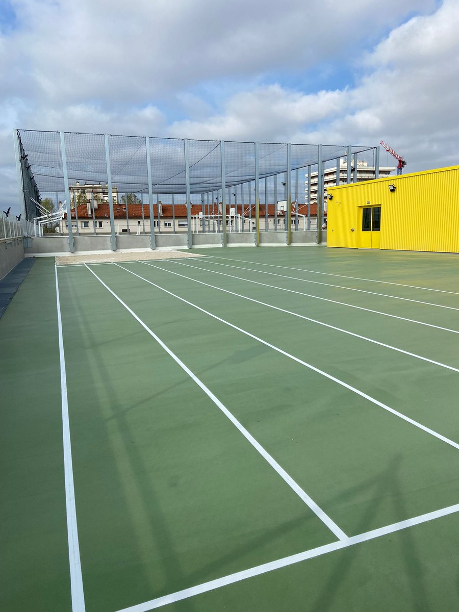 gironde's tweet photo. #PlusQuUnCollege #Rentrée2022 #PlanCollege #Gironde | Bien + que de simples collèges, ils ont été pensés pour être de véritables lieux de vie comprenant des espaces mutualisés avec les habitants de la commune et les clubs sportifs. https://t.co/V6941qeiyU