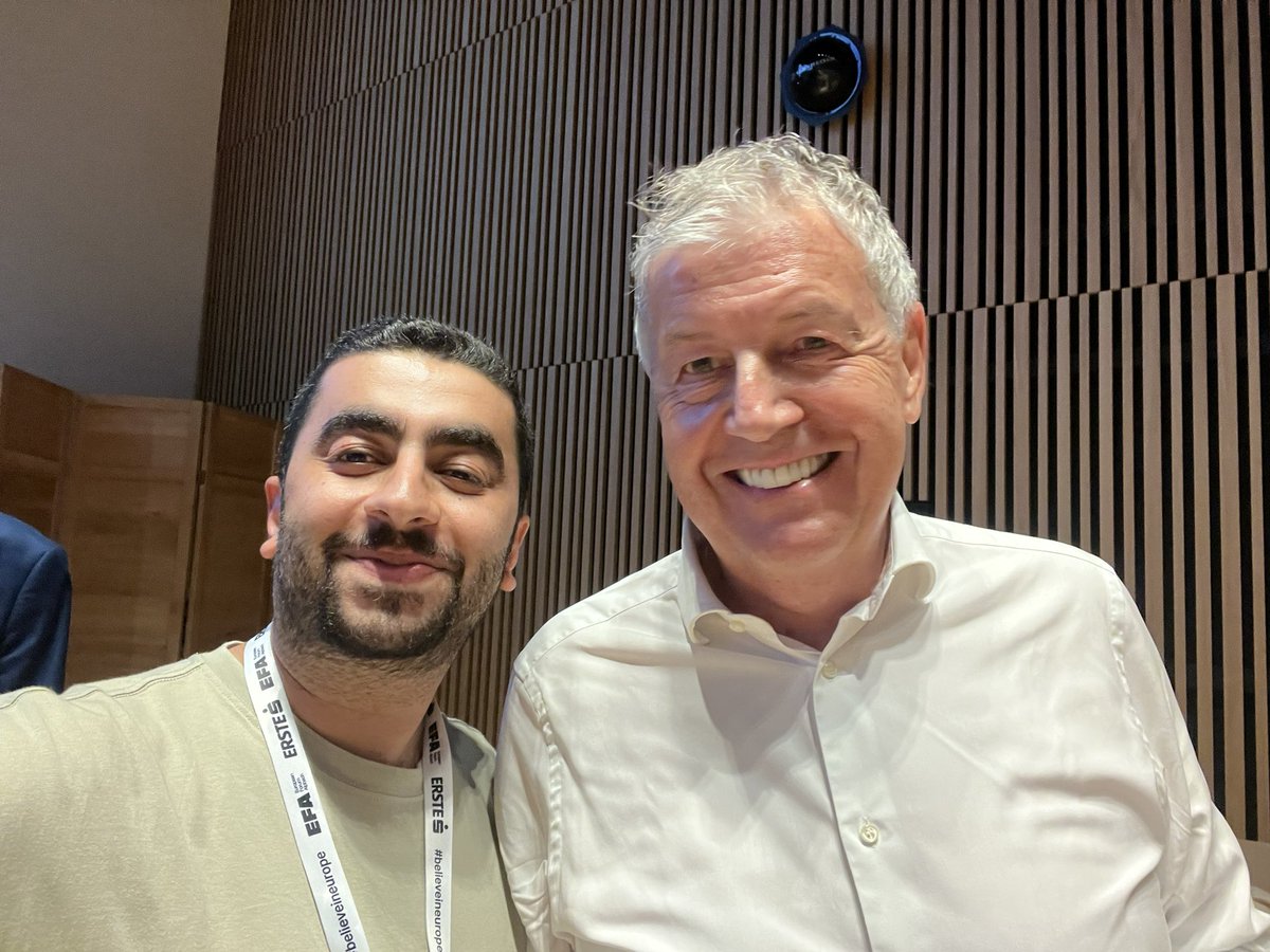 JegirKH's tweet photo. I was happy to meet Gerhard Zeiler, president of the @warnerbros @wbd during the @forumalpbach in a talk about “Fighting for the Truth: Ways to Stop Dis- and Misinformation”
#fanof #efa22 #forumalpbach #neweurope https://t.co/cgFGQgstXi
