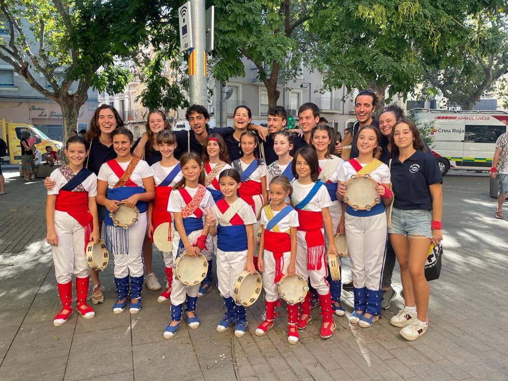 PanderosVila's tweet photo. Avui és el torn de les més petites!!! 3 anys després podrem tornar a picar ben fort el pandero! ❤️💙✨
#fmvila22 #fmvilafranca #panderosvilafranca #panderos #sompanderos
#platarets #laméstípica #lamésdesitjada #FM2022 #balldepanderos #vilafranca #penedès #altpenedès #cultura https://t.co/O5EBaz0oWw