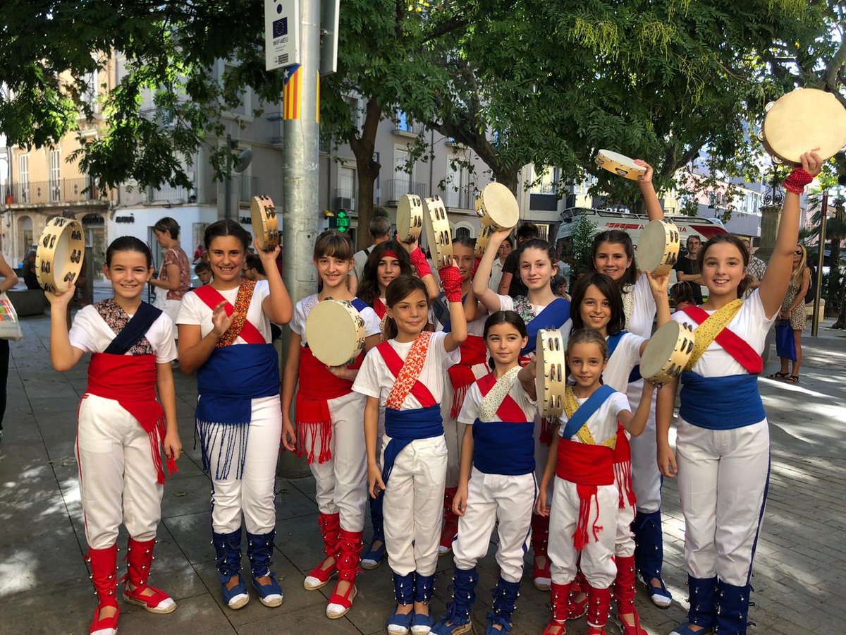 PanderosVila's tweet photo. Avui és el torn de les més petites!!! 3 anys després podrem tornar a picar ben fort el pandero! ❤️💙✨
#fmvila22 #fmvilafranca #panderosvilafranca #panderos #sompanderos
#platarets #laméstípica #lamésdesitjada #FM2022 #balldepanderos #vilafranca #penedès #altpenedès #cultura https://t.co/O5EBaz0oWw