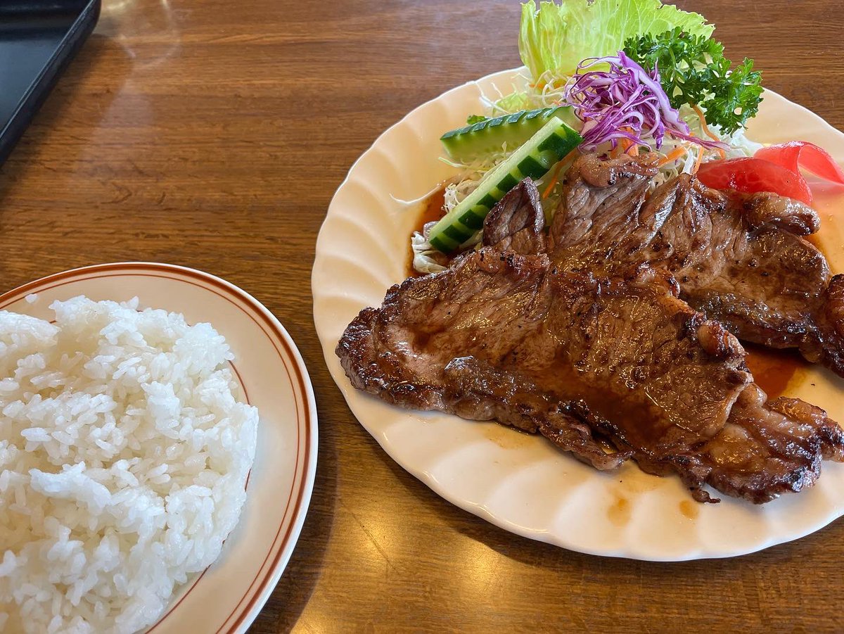 ontakeskijo's tweet photo. チャンピオンハウスのステーキランチとステーキカレー復活❗️
民宿 R＆Bダイヤモンドダストの運営をしているご夫婦が営んでいたチャンピオンハウスで有名だったランチメニュー
今現在もご夫婦仲良く民宿を営んでおり、日中は御嶽スキー場のレストランでステーキを焼きます。
是非お楽しみに‼️ https://t.co/q0dxiedErv