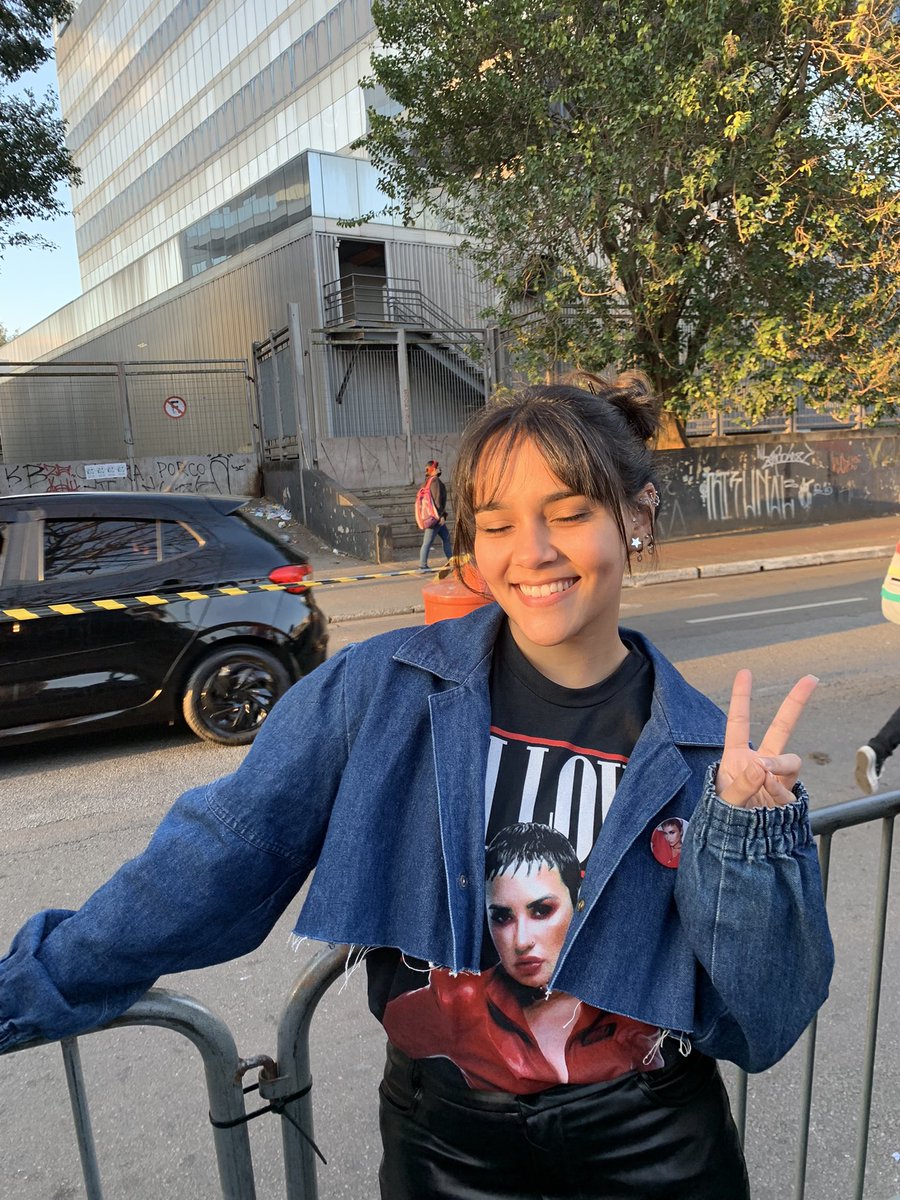 stilllovarou's tweet photo. Demi, você me fez a pessoa mais feliz do mundo nesses dois dias, obrigada por tudo. Eu te amo infinitamente minha bebê ❤️‍🔥✨😭 e que venha Rock In Rio! https://t.co/7shOe4UrKp