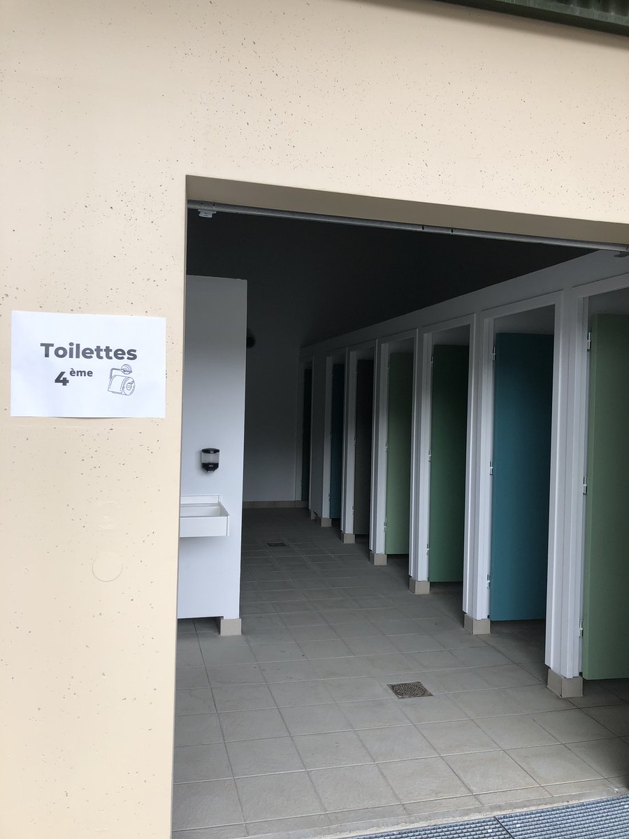 gironde's tweet photo. #PlusQuUnCollege #Rentrée2022 #PlanCollege #Gironde | + de place à la #mixité dans les collèges avec des infrastructures pensées pour : cour de récré, foyer, cantine... et des toilettes mixtes par niveau pour lutter contre violences, dégradations et non-utilisation #santépublique https://t.co/8XEBj04RUU