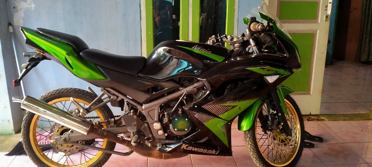 Denpro1905's tweet photo. Selamat anda membonceng angin.
😅
#Kawasaki #kawasaki150RR https://t.co/ZXxfnCpyc5