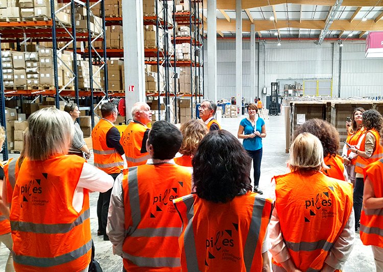 capi_agglo38's tweet photo. Visite avec @PilesLogistique du Parc International de #Chesnes et du site #Jadeo (https://t.co/vjZ4SLvt5u) pour des directeurs d’agences @poleemploi_ara. Le but ? Présenter les enjeux de la filière logistique : 10 000 emplois/ 130 entreprises sur la CAPI ! #missionemploi #CapiEco https://t.co/5WgWN8r3Gl