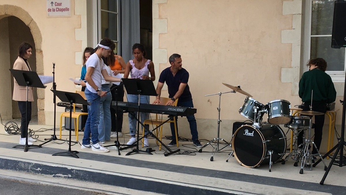Rentrée en musique au lycée A. Paré à #laval : les élèves de Seconde ont été accueillis par des élèves de Première et Terminale. 
Un grand merci à tous !
