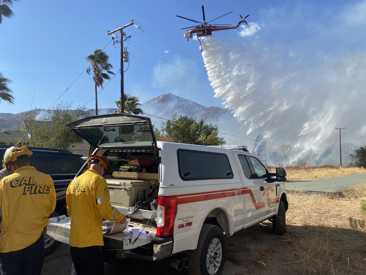 #Border32Fire west of Potrero [update] Fire remains 4,243 acres and 5% contained. Crews worked through the night to slow the spread; over 300 firefighters will continue the firefight today. Damage inspection teams are assessing structures; weather will continue to be a challenge.