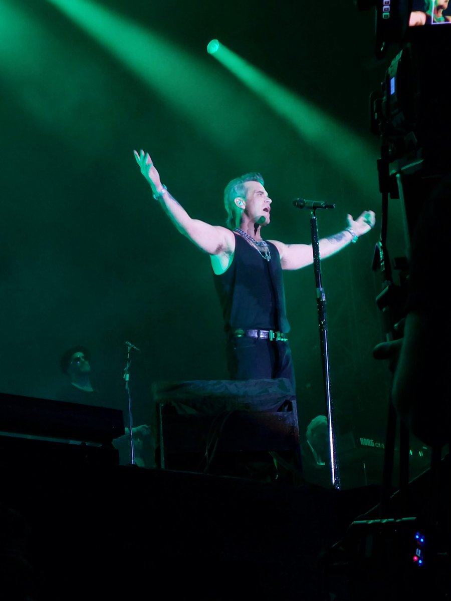 Katy_rw's tweet photo. It was such a great concert @robbiewilliams #love #robbiewilliams #Bonn #concert https://t.co/d0fE7pvPrz