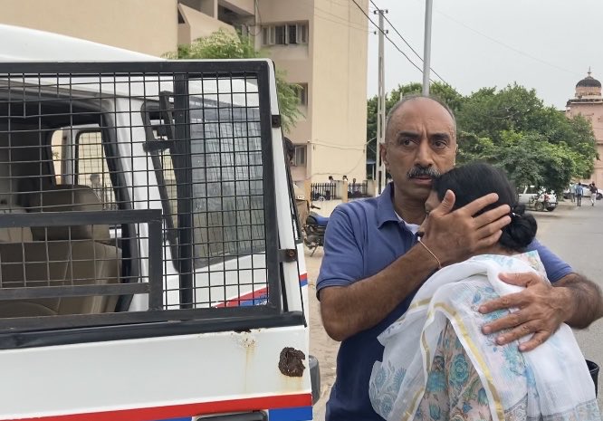हे कोण आहे माहिती आहे का?
आयआयटी मधून शिकलेले गुजरात केडरचे आयपीएस अधिकारी संजीव भट.गेल्या 4 वर्षांपासून तुरुंगात आहे.आज त्यांची पत्नी भेटायला आली तेव्हाचा फोटो.
यांचा गुन्हा काय आहे?
2002 साली झालेल्या गुजरात दंगलीत मोदी शहा यांच्या भूमिकांचा भांडाफोड केला होता
