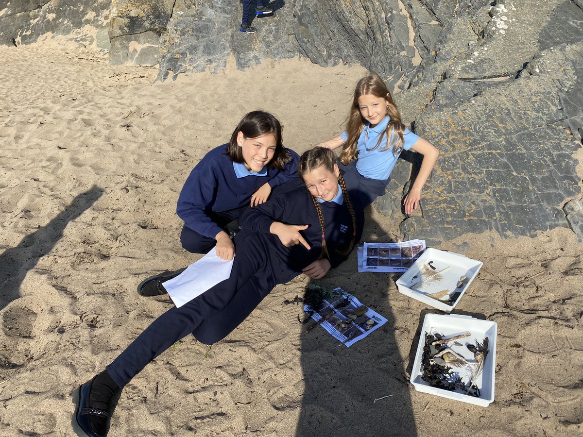 Easing ourselves into the new school year at Doonaha NS. Today we were shoreline detectives. We found whelk shells, mermaids purse and much more! We picked blackberries on the way home! @explorersedu @PDST_Hwellbeing @PDSTPrimarySTEM