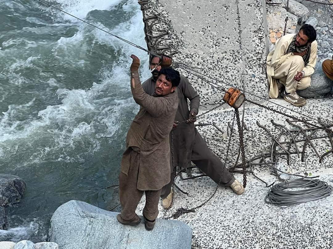 zarmeenzehra's tweet photo. Reall hero of Pakistab wajid Khan who helped to connect people across the river by constructing wooden bridges in this emergency and crises. Locals say that he is an expert in this art and the long  bridge shown in the picture was made ready in 48 hours https://t.co/SiA5jUOlPR
