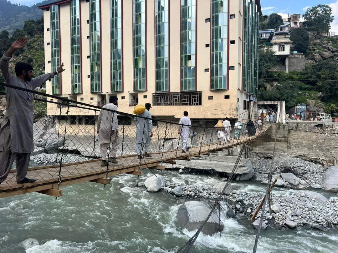 zarmeenzehra's tweet photo. Reall hero of Pakistab wajid Khan who helped to connect people across the river by constructing wooden bridges in this emergency and crises. Locals say that he is an expert in this art and the long  bridge shown in the picture was made ready in 48 hours https://t.co/SiA5jUOlPR