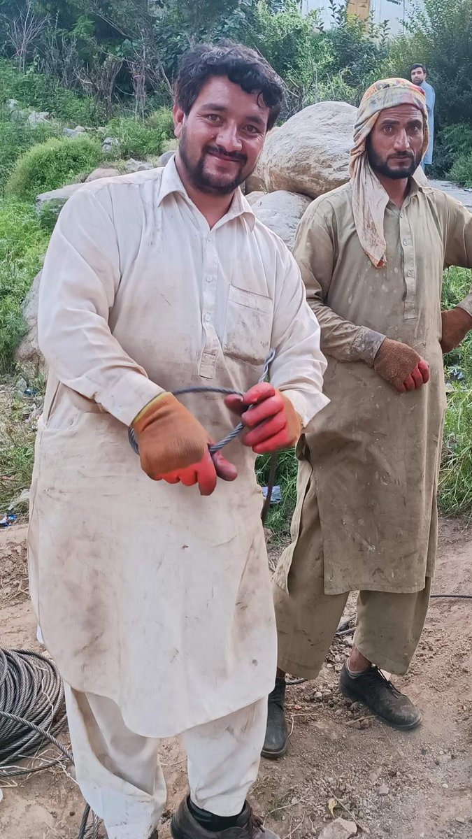 zarmeenzehra's tweet photo. Reall hero of Pakistab wajid Khan who helped to connect people across the river by constructing wooden bridges in this emergency and crises. Locals say that he is an expert in this art and the long  bridge shown in the picture was made ready in 48 hours https://t.co/SiA5jUOlPR