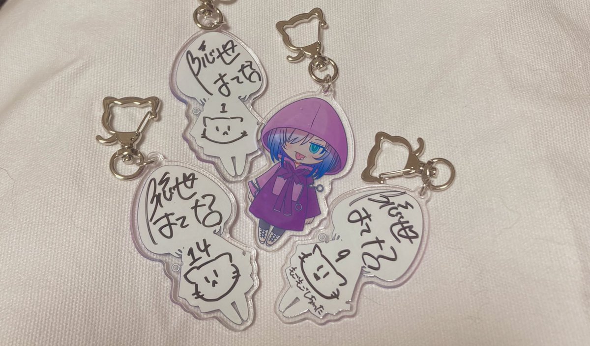hatena_ny's tweet photo. ななななんと！！！！

明日の物販より
『はてなアクリルキーホルダー(LIVEver.)』¥1,500
が発売されます！！！！

限定50個、裏面には直筆サイン＆3秒ねこ＆シリアルナンバー
個数制限無しです◎

通販は10月より開始、それまではライブ限定となりますのでぜひぜひ会場へ足をお運びください( *´꒳`* ) https://t.co/cpaQub1r7m