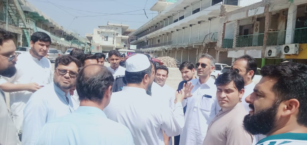 KpDrug's tweet photo. Team of Drug Inspectors raided Shinwari market at Karkhano  Peshawar along with district administration &amp; local police. 25 stores locked &amp; sealed while large quantities of unregistered drugs recovered &amp; seized.
@HealthKPGovt @Jhagra https://t.co/31kQXvrdAZ