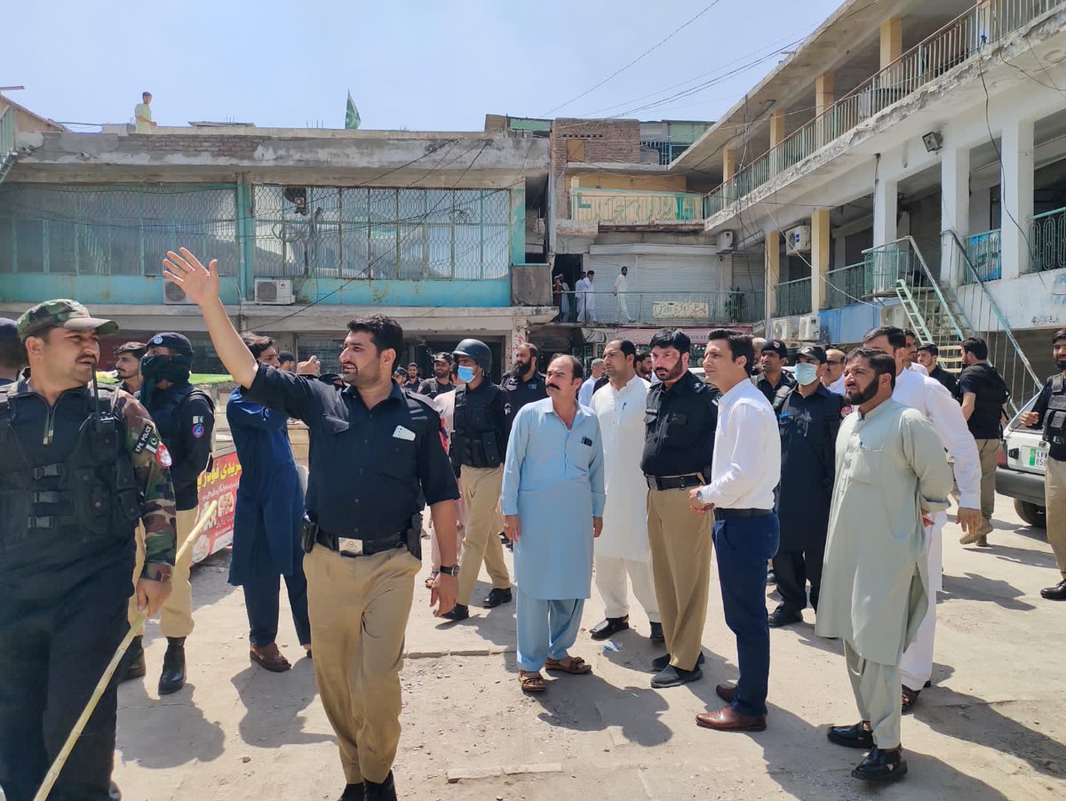 KpDrug's tweet photo. Team of Drug Inspectors raided Shinwari market at Karkhano  Peshawar along with district administration &amp; local police. 25 stores locked &amp; sealed while large quantities of unregistered drugs recovered &amp; seized.
@HealthKPGovt @Jhagra https://t.co/31kQXvrdAZ