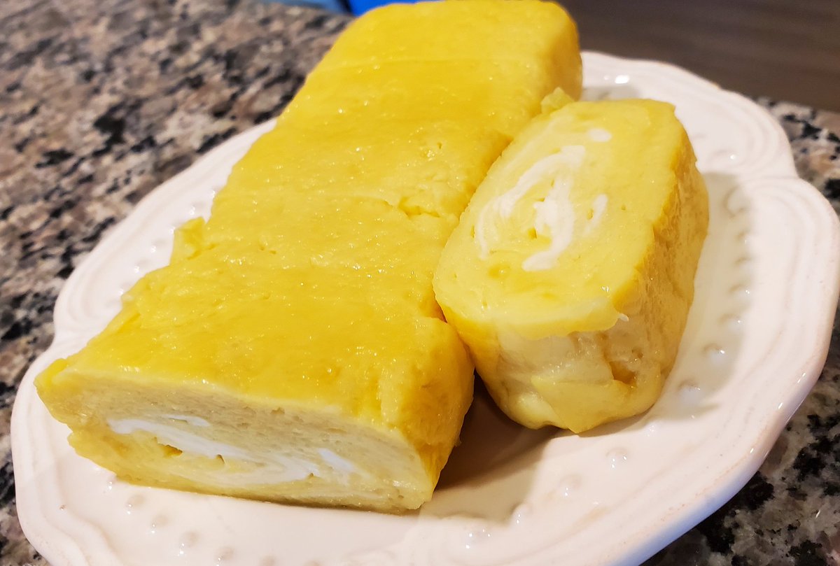 TakakoTakamura's tweet photo. Dashimaki tamago for bremkfast, ufufu...🖤 It was super juicy and fluffy and jiggly and tasty, definitely the best it ever came out so far!
I made the sweet dashi yesterday just before lunch despite, uh, distractions
#HomeMaidFood #MissMeaMeow https://t.co/AEVV2fEQ06