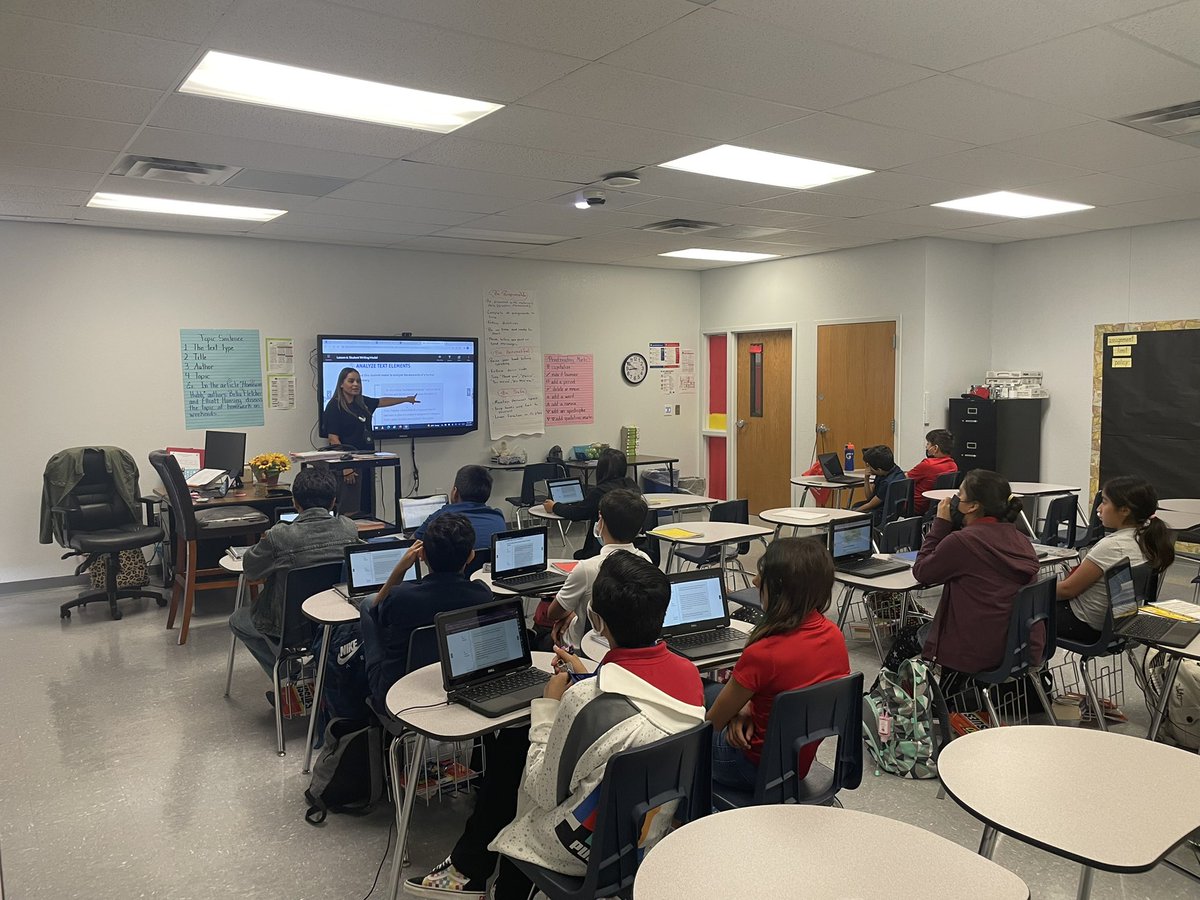 EMMScoachbarr's tweet image. Mrs.Lopez using her HQIM and guiding students through structures of a paragraph. #StrongerTogether #LevelUpp