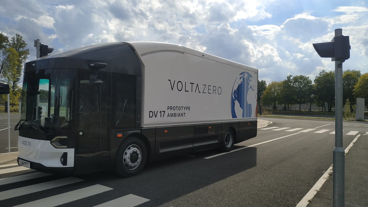 _Transport_'s tweet photo. Heute südlich von Paris: Erster Ritt mit dem 18-Tonner E-Verteiler von Volta. Super niedriger Einstieg, E-Achse von Meritor, Akkus von Proterra. Das Konzept erinnert an einen Omnibus - genauso easy und wendig fährt er sich auch, mit dem Lenkrad in der Mitte und Mirrorcams. https://t.co/Dn8CX4GhZi
