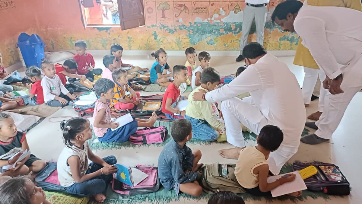 डीबीटी बनाम डिप्टी सीएम : एक भी छात्र ड्रेस में नहीं.. सरकार के दुलारे अफसर की सौगात। जांच हो तो बेचारे शिक्षक करें अभिभावकों से जंग। बेमतलब लेकिन सरकार की आंखों में धूल झोंक रहे लखनऊ के साहब.. @ birjesh pattak
