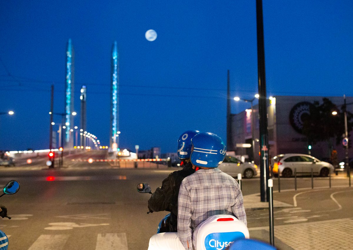 Aujourd’hui notre Bordeaux a un an d’âge !

Sept 21 : L'arrivée en ville de 200scooters électriques blancs et bleus à Bdx. Et depuis +12 000 Bordelais-es ont roulé avec nous ≃ 384 000kms : soit un trajet Terre-Lune ! 
Merci pour votre fidélité, merci de nous faire confiance 🙏💙