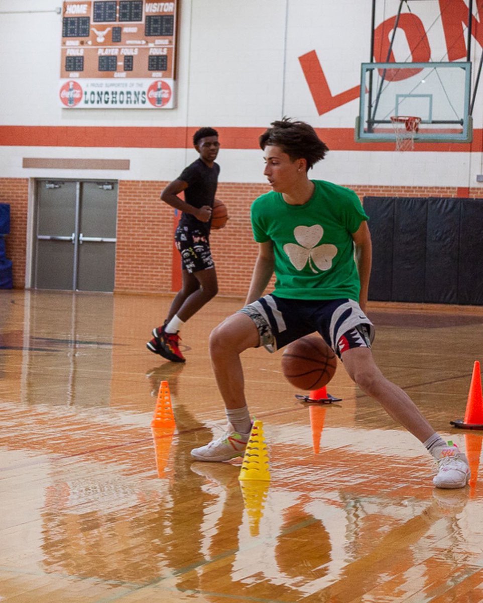 Kaaneelgzz's tweet photo. To reach what others wont, you have to do what others wont.💆🏻‍♂️   @WTWhiteHoops @Trey5Works @majorscoaches @CoachWillK @Gerry_ke1 https://t.co/Hg7G2OrWLS