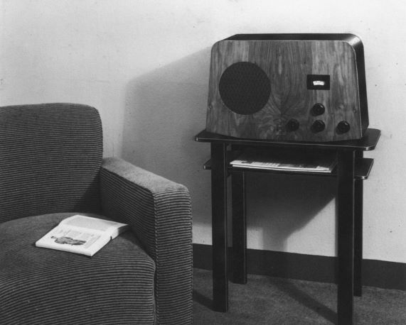 GRussellMuseum's tweet photo. The results were hugely successful, with many of the radios considered classic designs of the period.
#GordonRussellDesignMuseum #GordonRussellLtd #GordonRussell #DickRussell #MurphyRadio #RadioDesign #1930sDesign #1930sRadios #DesignHistory https://t.co/b07g5kLBqy
