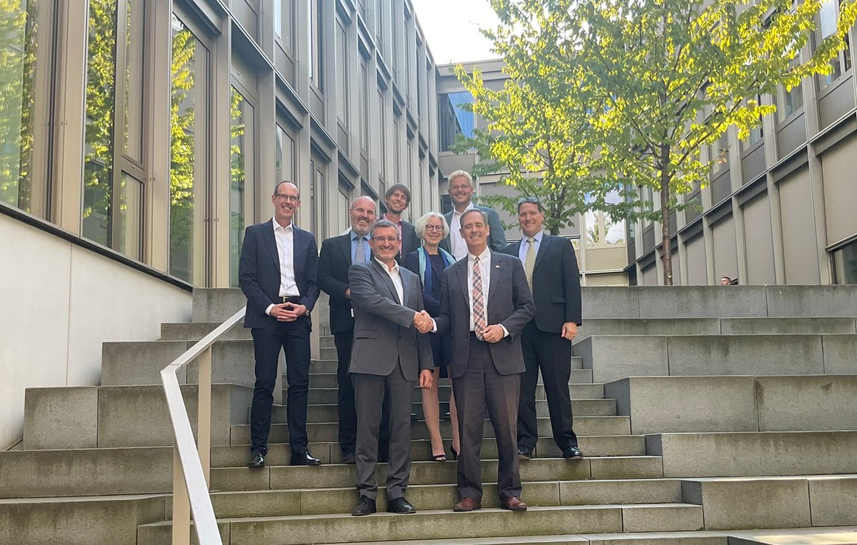 Bei uns zu Gast: US-Generalkonsul Scharpf und Engineers for 2° Target sprachen über hohe #Energiepreise, die US-deutsche Zusammenarbeit im Bereich der #Energiewende, #Klimaprojekte des <a href="/HoE_Hessen/">House of Energy e.V.</a> sowie über #Wasserstoffstrategie. Danke für die spannenden Gespräche.