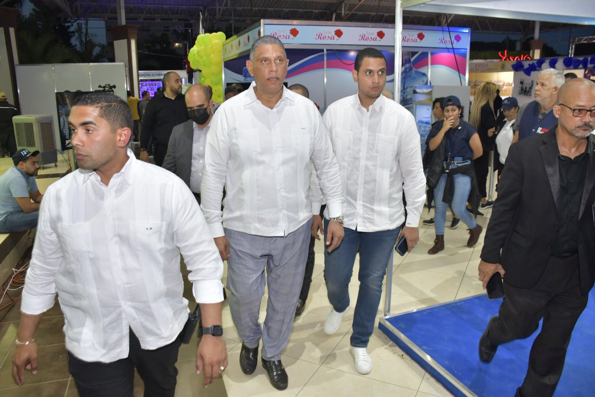 chuvasquez's tweet photo. Acompañé al señor Presidente Luis Abinader en la inauguración de la  "XXVI Expo Feria de Mayoristas 2022" en San Francisco de Macorís, un gran evento que pone de manifiesto el avance y desarrollo económico de ese municipio, y de la provincia Duarte. https://t.co/qZ8fSDASmS