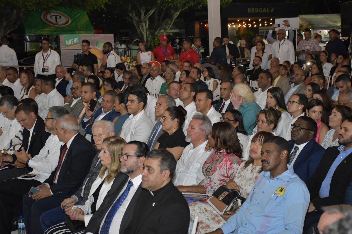 chuvasquez's tweet photo. Acompañé al señor Presidente Luis Abinader en la inauguración de la  "XXVI Expo Feria de Mayoristas 2022" en San Francisco de Macorís, un gran evento que pone de manifiesto el avance y desarrollo económico de ese municipio, y de la provincia Duarte. https://t.co/qZ8fSDASmS