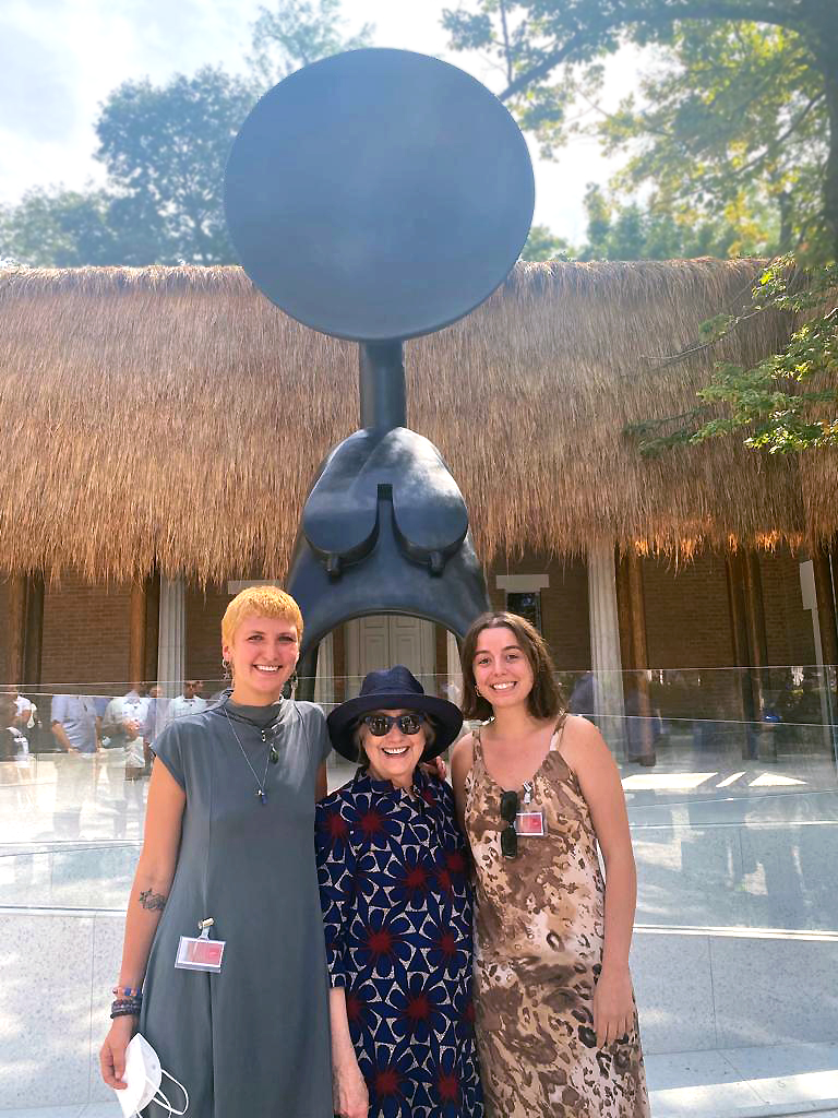 ICAinBOSTON's tweet photo. Look who stopped by! @HillaryClinton took a moment to pose with Pavilion staff Devon and Grace while visiting "Simone Leigh: Sovereignty" at the #USPavilion @La_biennale di Venezia. We're thrilled she could experience the stunning work of #SimoneLeigh in person!
@GuggenheimPGC https://t.co/AOXv8vEJxq