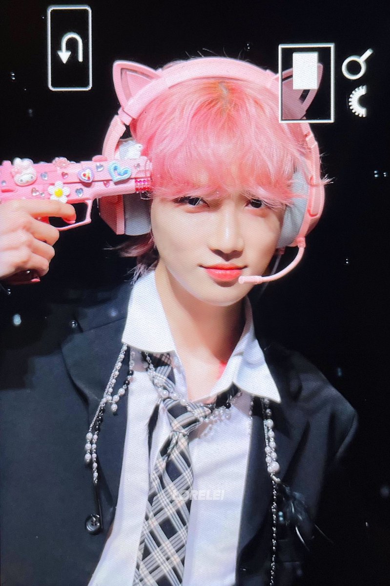 hourlyynyu's tweet photo. chanhee is not real.that's anime https://t.co/ghA5z7EcaS