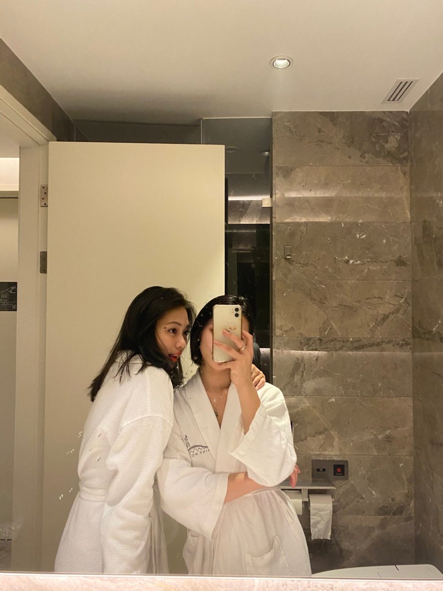 FQSSSSS's tweet photo. 来只贱狗不光可以让爸爸和妈妈玩还可让妈妈的姐妹们一起玩，舔我们的脚，让我们群调，群足，妈妈的姐妹就是多，3个女S调教你，有男M愿意加入一起玩吗？#人妻 #夫妻 #聚会群调 #女M #女王 #女奴 #女S #群聚 #多S #BDSM #女王 #女S  #Mistress #Goddess #SM #现场拍摄 #群玩派对 #Fendom #Queens https://t.co/JlfC4H5VD1