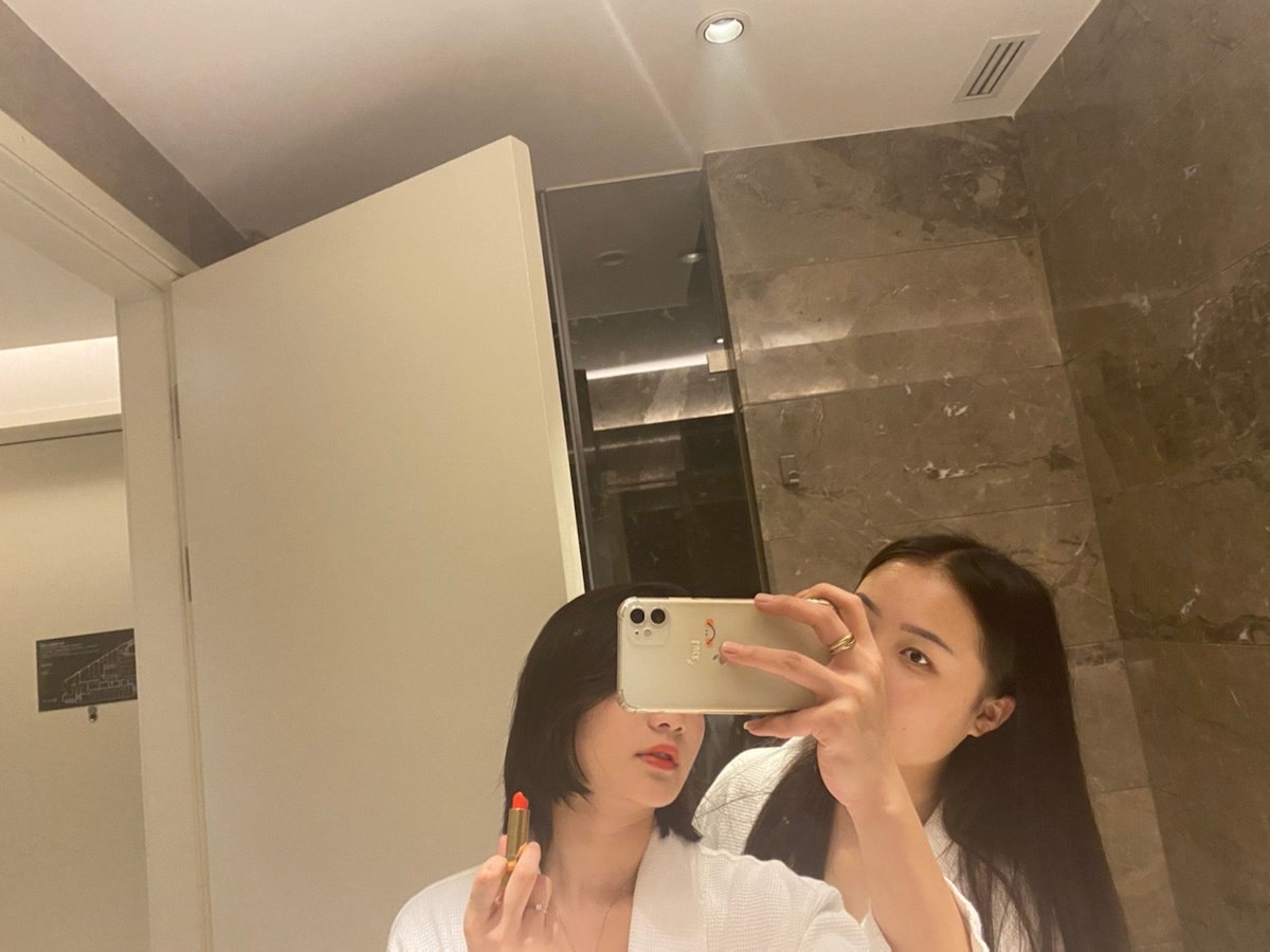 FQSSSSS's tweet photo. 来只贱狗不光可以让爸爸和妈妈玩还可让妈妈的姐妹们一起玩，舔我们的脚，让我们群调，群足，妈妈的姐妹就是多，3个女S调教你，有男M愿意加入一起玩吗？#人妻 #夫妻 #聚会群调 #女M #女王 #女奴 #女S #群聚 #多S #BDSM #女王 #女S  #Mistress #Goddess #SM #现场拍摄 #群玩派对 #Fendom #Queens https://t.co/JlfC4H5VD1