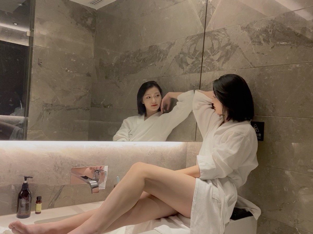 FQSSSSS's tweet photo. 来只贱狗不光可以让爸爸和妈妈玩还可让妈妈的姐妹们一起玩，舔我们的脚，让我们群调，群足，妈妈的姐妹就是多，3个女S调教你，有男M愿意加入一起玩吗？#人妻 #夫妻 #聚会群调 #女M #女王 #女奴 #女S #群聚 #多S #BDSM #女王 #女S  #Mistress #Goddess #SM #现场拍摄 #群玩派对 #Fendom #Queens https://t.co/JlfC4H5VD1