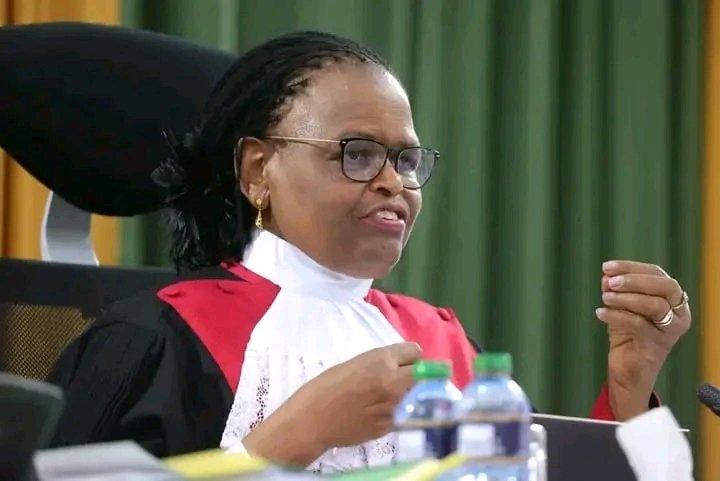 AzimioQueen's tweet photo. ๐๐๐
"How did William Ruto know that he was the winner and sat next to the IEBC Chairman Mr. Wafula Chebukati on announcement day?"
~Chief Justice, Martha Koome ~
#OpenServersNow https://t.co/5672Udv03E