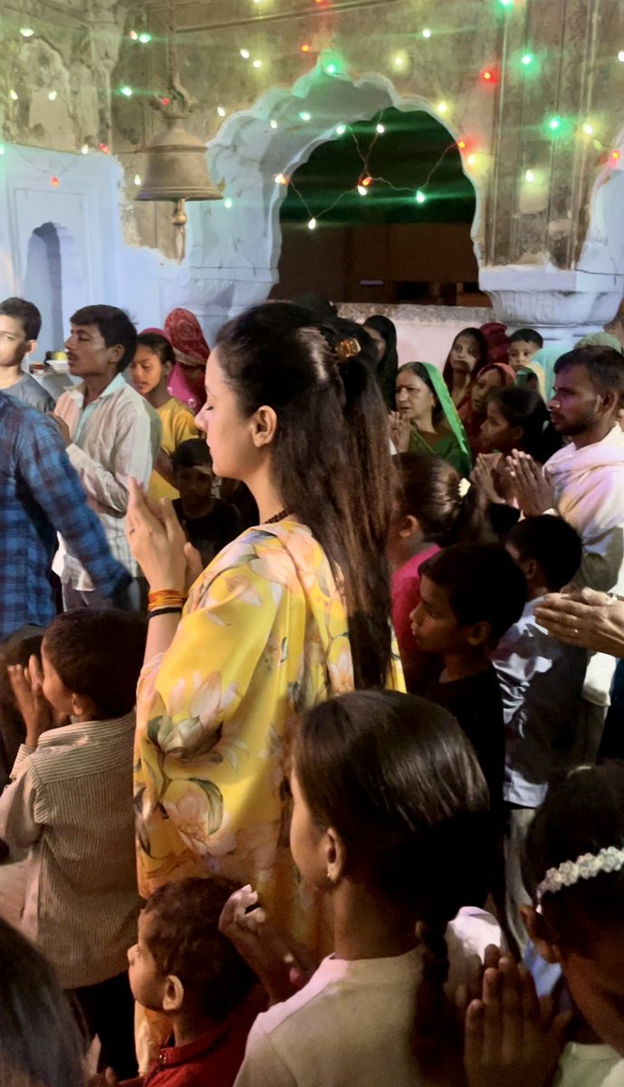 Ganpati Bappa Morya 🙏🏻🕉🌺🐚 Happiness is when you are surrounded by your children & people. Thank you God. Beautiful evening Aarti with my people who are a part of my family, in jawli village #Rajasthan #India #GaneshChaturthi #bappamorya #grateful #blessed #GodBless