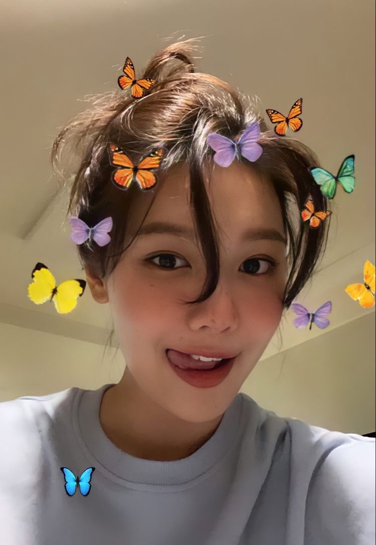 chaezo's tweet photo. buti na lang hindi ka photocard https://t.co/Skm3NK9DrJ