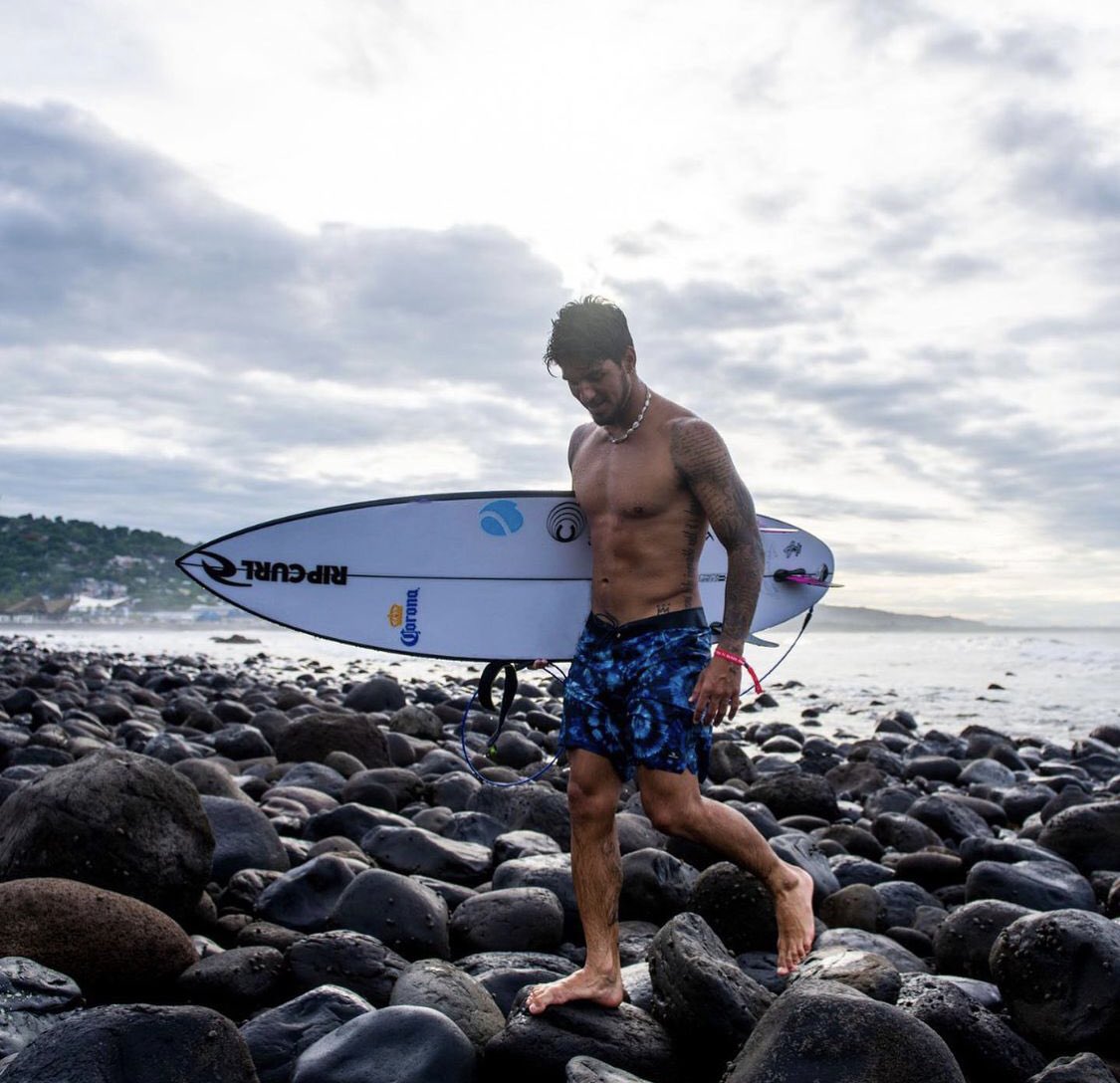 SalvadoranPride's tweet photo. #1 surfer in the world, @gabriel1medina , catching waves in La Libertad. 🇸🇻 https://t.co/M9n6itEuZ2
