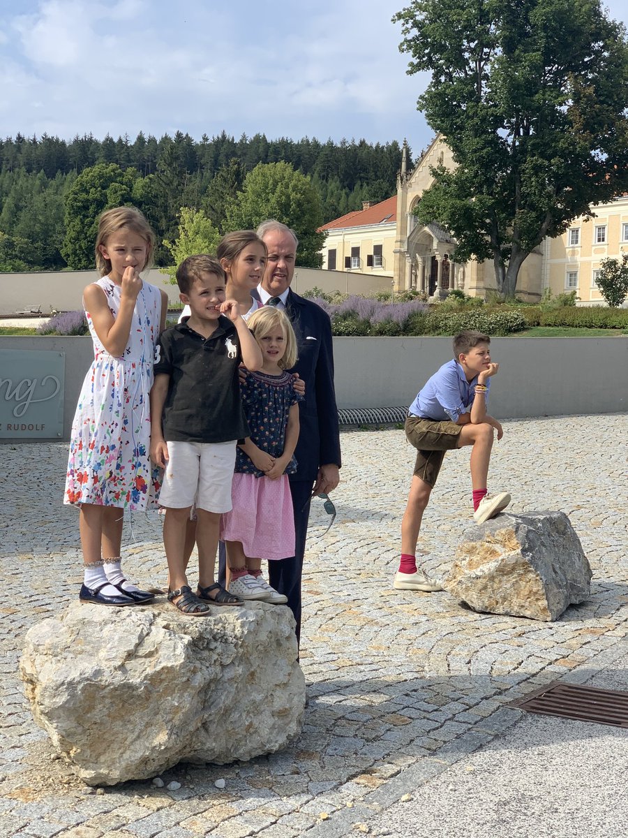 A la fin du mois d’août, la Famille de France a profité du soleil autrichien pour visiter la ville de Mayerling, là où il y a un peu plus de 130 ans l’Archiduc Rodolphe d’Autriche a rendu son dernier souffle dans des circonstances mystérieuses.