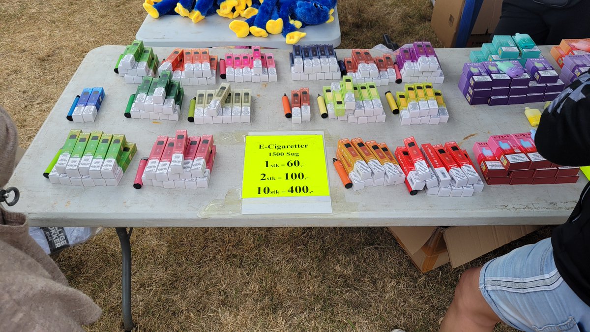PeterStigaard's tweet photo. @JeanetBAndersen @PerLarsenC @Heunicke @stinuslindgreen @KirstenNormann @LBMathiesen Jeg var på Vorbasse Marked i år, hvor der var 6-7 stande der solgte engangs-e-cigaretter med mange smagsvarianter. Sælgerne vidste INTET om hvad de solgte og at det faktisk var ulovligt. Når man spurgte efter råd og vejledning og stillede tekniske spørgsmål, kunne ingen svare. https://t.co/xr2gZNhqFK