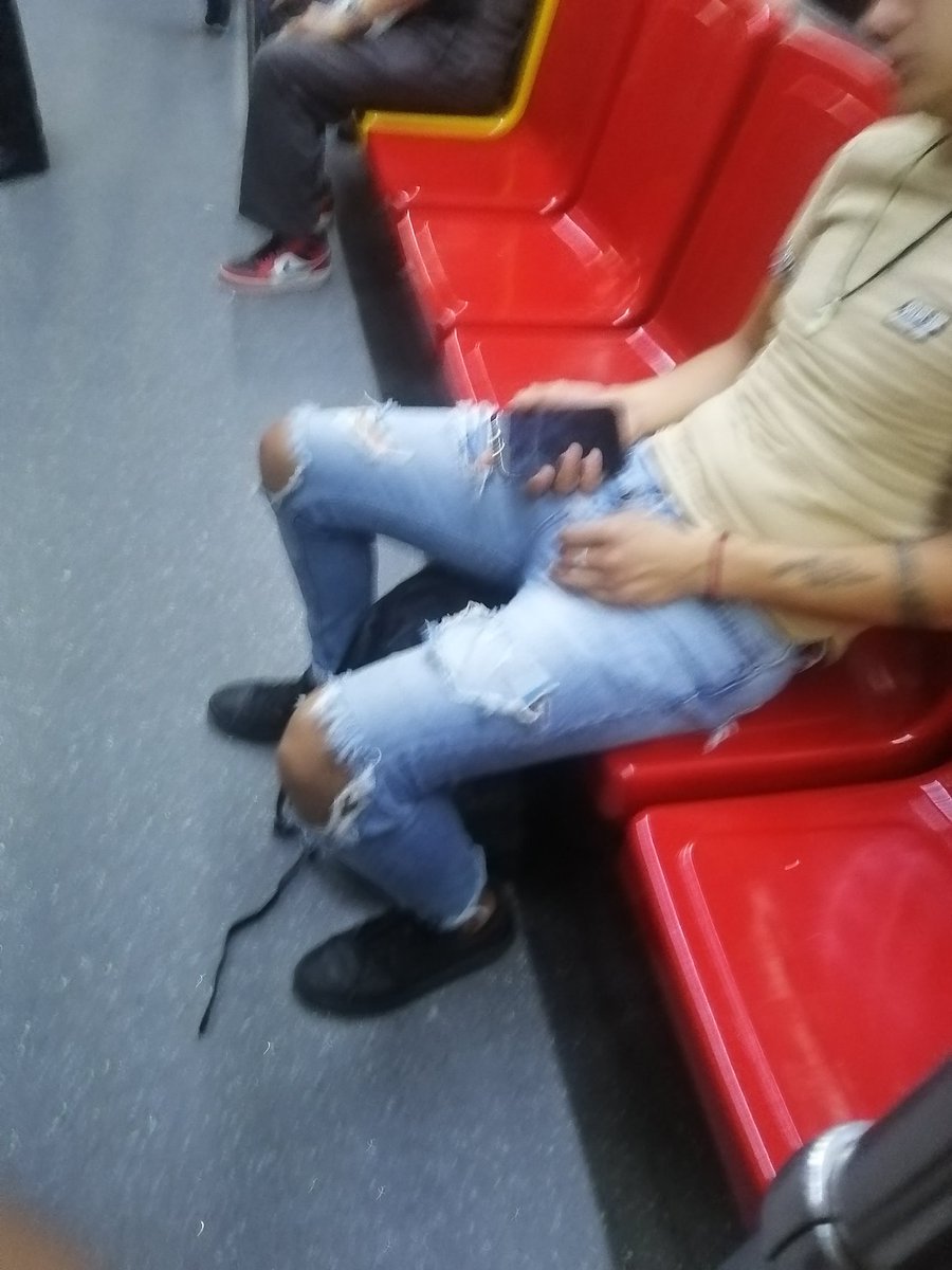 Alexandergdl13's tweet photo. Cosa tan rica me ecotre en el tren https://t.co/NARqvTtQz5