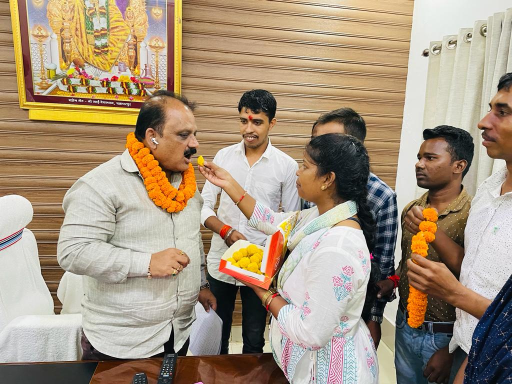 JMM_Garhwa's tweet photo. झारखंड सहायक पुलिसकर्मियों के प्रतिनिधिमंडल ने माननीय मंत्री श्री @MithileshJMM जी से मिलकर सेवा विस्तार पर @HemantSorenJMM सरकार का आभार जताया।

कहा… हमें सरकार पर पूरा भरोसा !!

@JmmJharkhand @JharkhandCMO https://t.co/BkderTXr3F