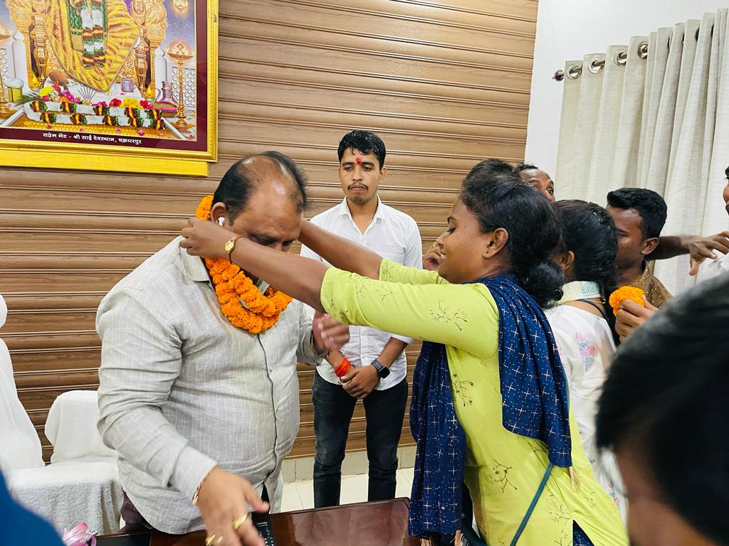 JMM_Garhwa's tweet photo. झारखंड सहायक पुलिसकर्मियों के प्रतिनिधिमंडल ने माननीय मंत्री श्री @MithileshJMM जी से मिलकर सेवा विस्तार पर @HemantSorenJMM सरकार का आभार जताया।

कहा… हमें सरकार पर पूरा भरोसा !!

@JmmJharkhand @JharkhandCMO https://t.co/BkderTXr3F