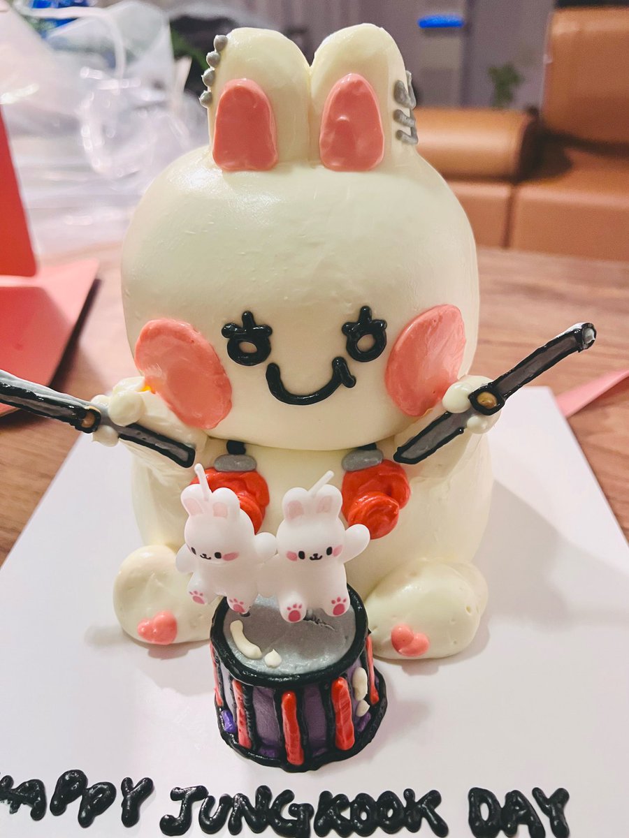 haruharu_w_bts's tweet photo. 🐰
the rabbit cake that came back from hell…

thank you so much to the members!

our ARMYs i’m always grateful! today was fun !!! https://t.co/SiqwR8v2MM