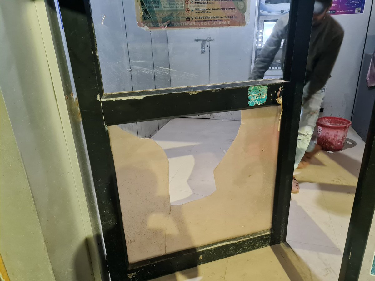 salmanmanihar12's tweet photo. @TheOfficialSBI This is the ATM of our Kantabanji. Broken Gate. AC is not working. Light is not turning on properly. Dirt is flowing. people are getting very upset. please fixed it. https://t.co/lCltRfFaGU