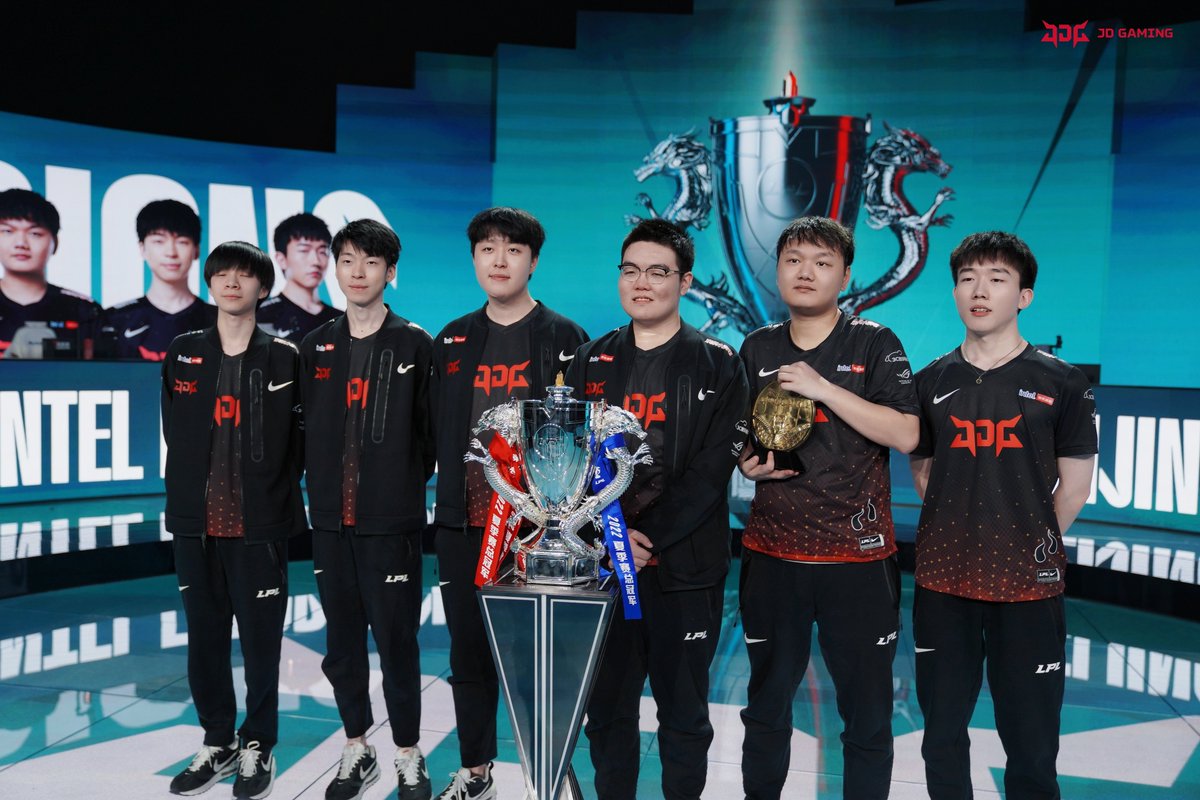JDGaming's tweet photo. 2x LPL Champion! Let's bring this momentum to World's. 

#MakeItReal https://t.co/cqFnXB4GTg