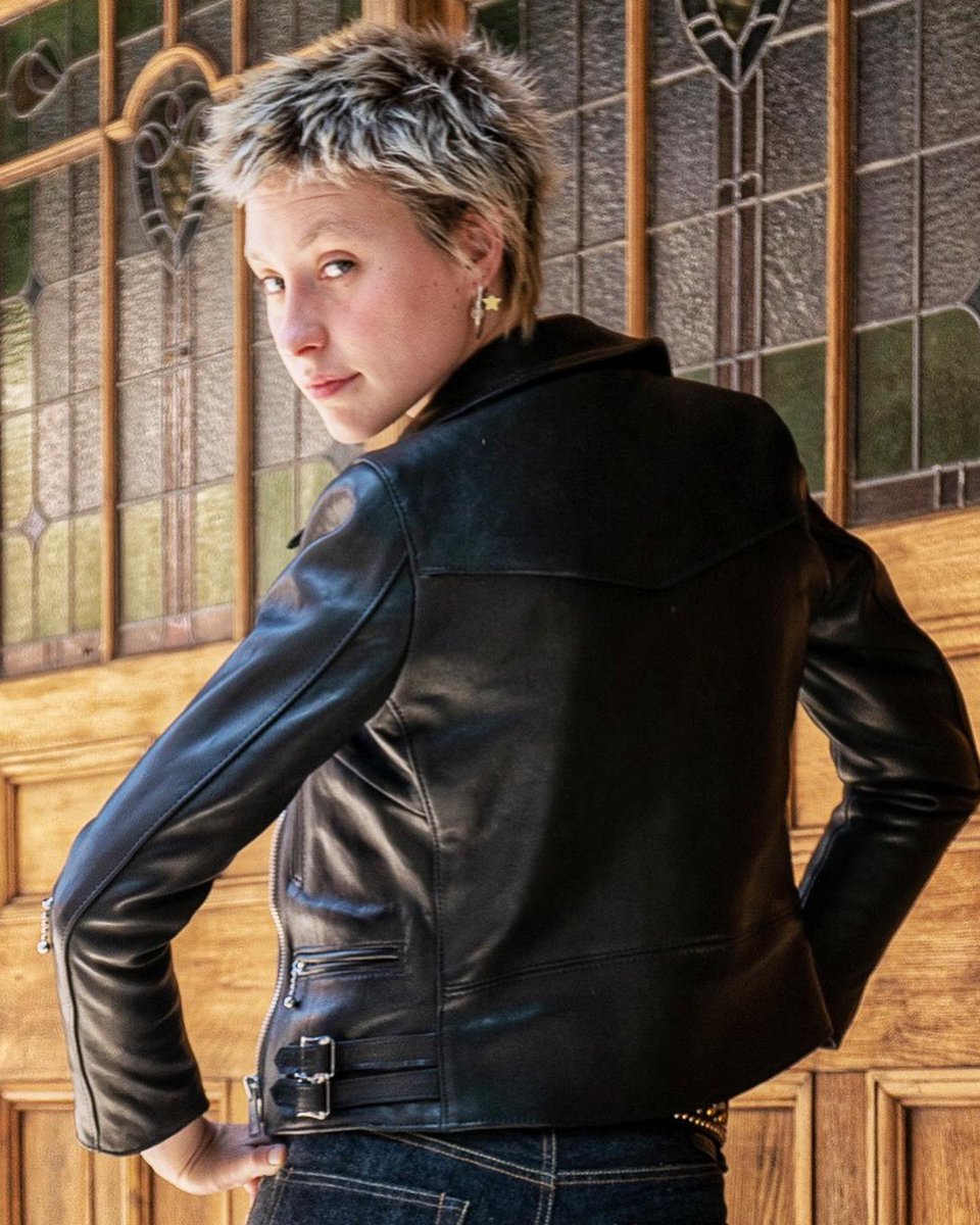 LewisLeathers's tweet photo. Ladies 391L Lightning jacket in Veg tanned sheep leather, worn with our rather special LLJ002 Slim Jeans -for men and women.
https://t.co/X3dqlCkf7Y
Model: @elladallaglio
Denim @doublevolante #lewisleathers #391lightning #391LLightningLadies https://t.co/vGr097k3ae